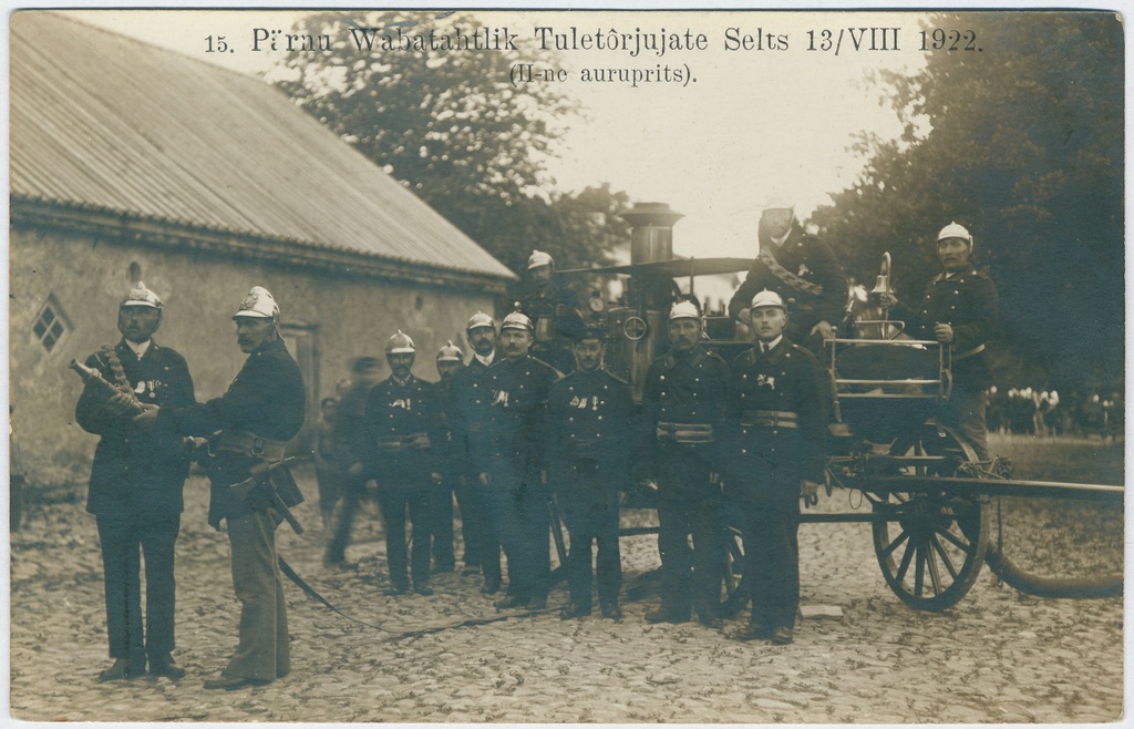 Grupp Pärnu Vabatahtliku Tuletõrje Seltsi liikmeid II aurupritsi juures, 1922.a.
