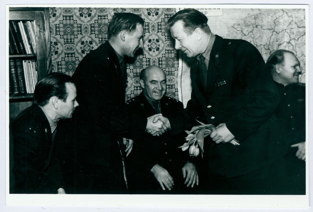 Juhan Nõmme austamine tema 50. sünnipäeval 1960. Kätt surub K. Tiiksaar