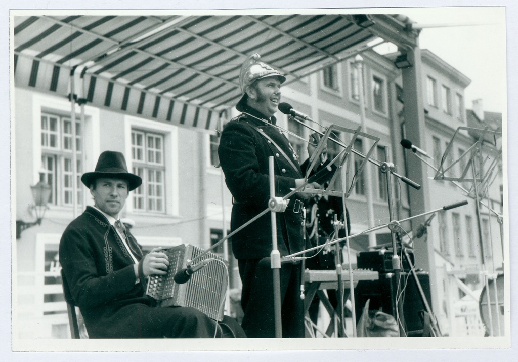 Tuletõrje demonstratsioon ja näitus, orkestri esinemine. 1994.