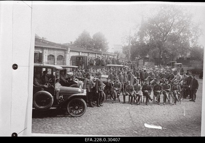 Vabadussõda. Inseneripataljoni autoroodu sõdurid autode ja mootorratastega. [Istuvatest paremalt neljas rooduülem alamleitnant Hans Võrk].  duplicate photo