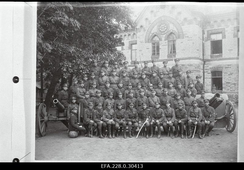 Vabadussõda. Sõjakooli süürtükiväeklassi kadetid koos ohvitseride ja allohvitseridega kooli hoovis Tehnika tänaval. Esireas (pingil istujad)  vasakult: 4. klassi rühmaohvitser alamleitnant Alfred Terras, 5. klassiülem kapten Karl Kohl (Kool), 6. kooliülem alampolkovnik Aleksander Simon, 7. klassi rühmaohvitser leitnant Karl Metti.