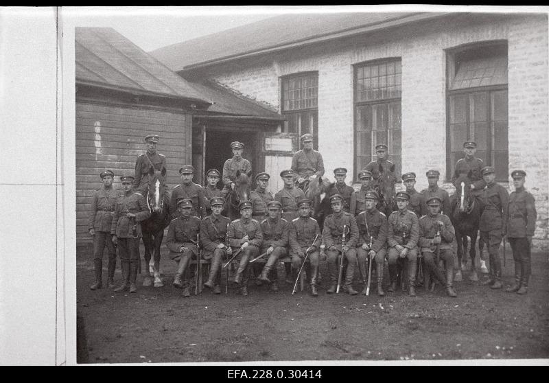 Vabadussõda. Sõjakooli ratsaväeklassi kadetid. Istuvatest vasakult viies klassiülem kapten Alfons Parisson (Parison).