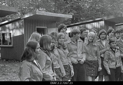 Eesti õpilasmaleva ( 1971? ) pilte Konovere, Audru, Sipa rühma elust - olust. Malevlased laagrimajakeste ees palli mängimas ja vestlemas  similar photo