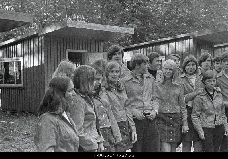 Eesti õpilasmaleva ( 1971? ) pilte Konovere, Audru, Sipa rühma elust - olust. Malevlased laagrimajakeste ees palli mängimas ja vestlemas