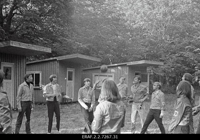 Eesti õpilasmaleva ( 1971? ) pilte Konovere, Audru, Sipa rühma elust - olust. Malevlased laagrimajakeste ees palli mängimas ja vestlemas  similar photo