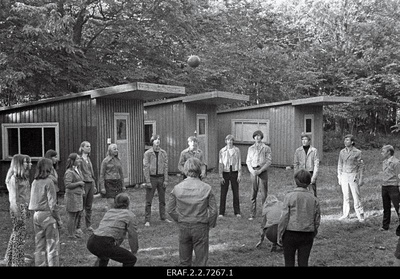 Eesti õpilasmaleva ( 1971? ) pilte Konovere, Audru, Sipa rühma elust - olust. Malevlased laagrimajakeste ees palli mängimas  similar photo