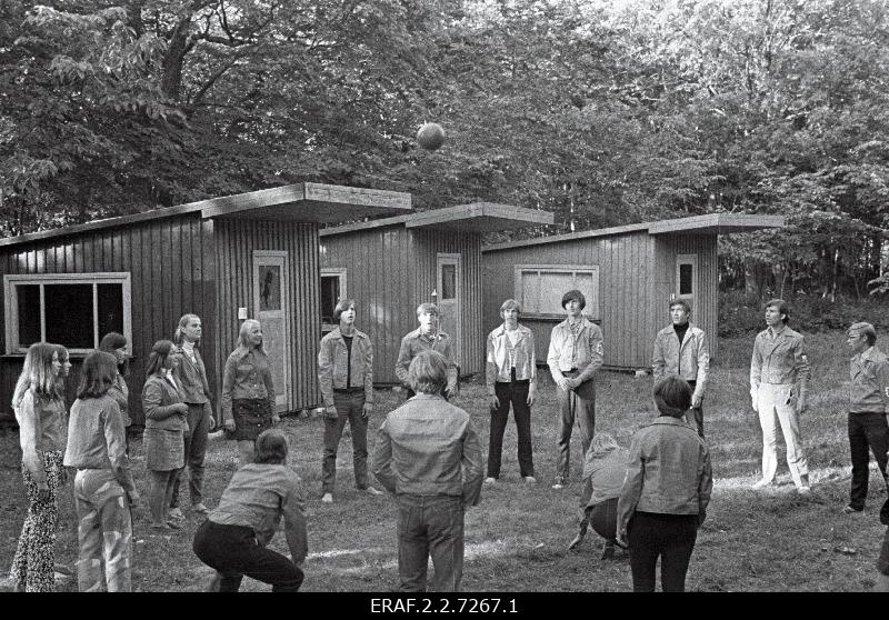 Eesti õpilasmaleva ( 1971? ) pilte Konovere, Audru, Sipa rühma elust - olust. Malevlased laagrimajakeste ees palli mängimas