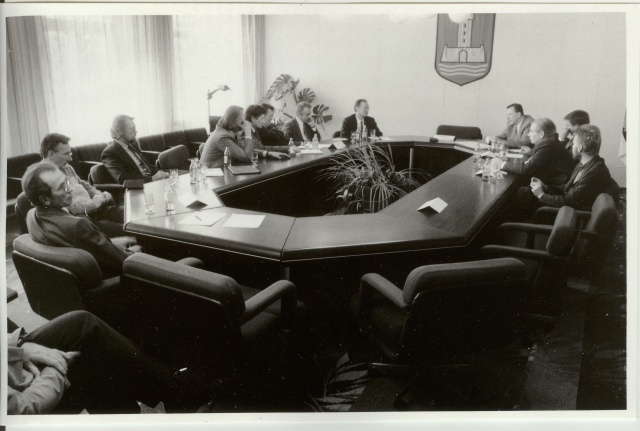 foto poliitiline ümarlaud Järva maavalitsuses 1994
