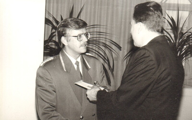 foto politseinike vastuvõtt Järva maavanema juures 1994