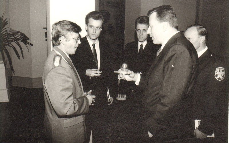 foto politseinike vastuvõtt Järva maavanema juures 1994