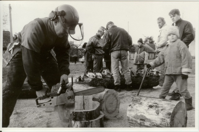 foto mootorsaagide demonstreerimine Paide Timexi juures 1994