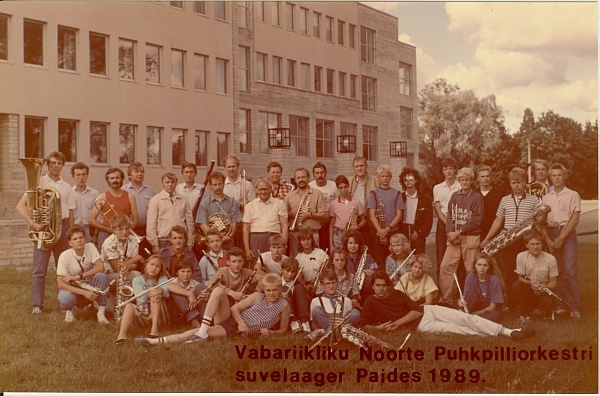 värvifoto, Vabariikliku Noorte Puhkpilliorkestri suvelaager Paides 1989.a.