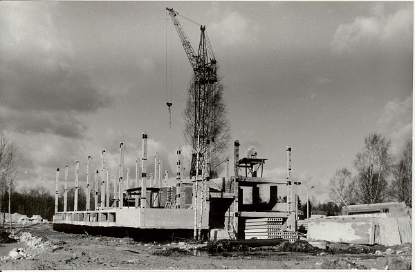 foto, kooli ehitus Paide Peetri pargis 1990.a.