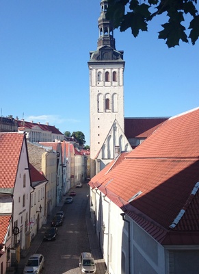 Tallinn, Rüütli tänav, taga Niguliste kiriku varemed. rephoto