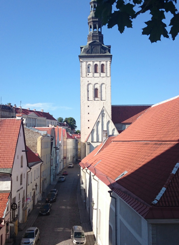 Tallinn, Rüütli tänav, taga Niguliste kiriku varemed. rephoto