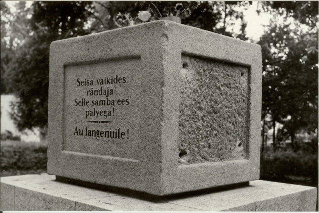 foto Vabadussõjas langenute mälestusmärgi osa Türi 1989