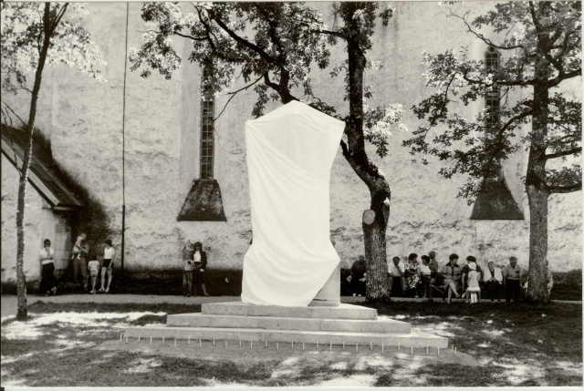 foto Vabadussõjas langenute mälestusmärk Järva-Madise kiriku juures 1989