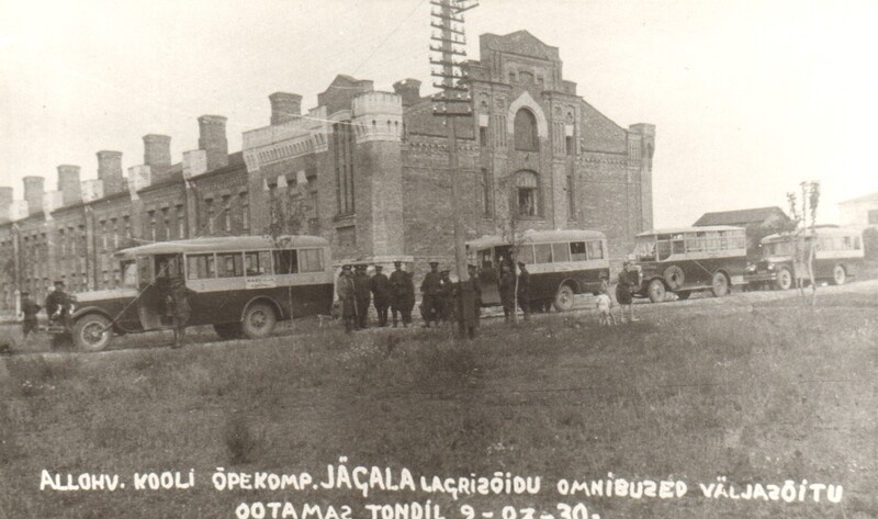 foto, omnibussid Allohvitseride kooli juures Tondil