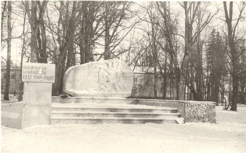 foto, mälestusmärk Estonia kolhoosi keskuses 1991