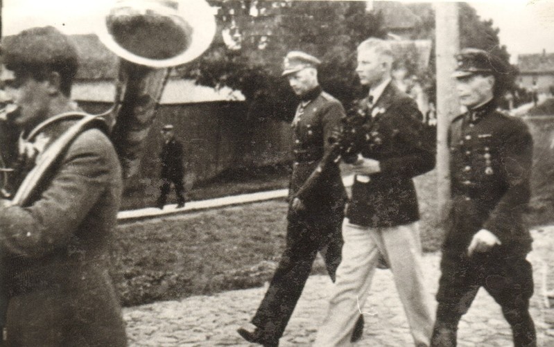 foto, August Liivik saabub võistlustelt, Türi 1930-ndad a.