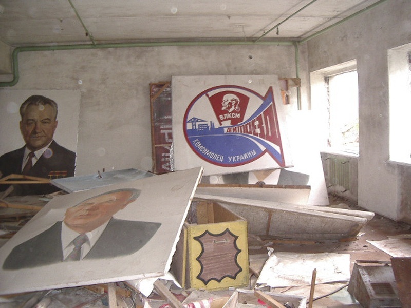 Taas Tšornobilis, plakatid ja segipaisatud hoone sisustus