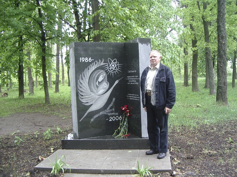 Taas Tšornobilis, Aare Uind seismas mälestussamba "20 aastat katastroofist" ees