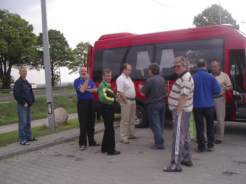 Taas Tšernobõli (Tšornobili) piirkonnas, mehed bussi juures