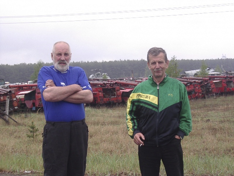 Taas Tšornobilis, mehed mahajäänud masinapargi juures