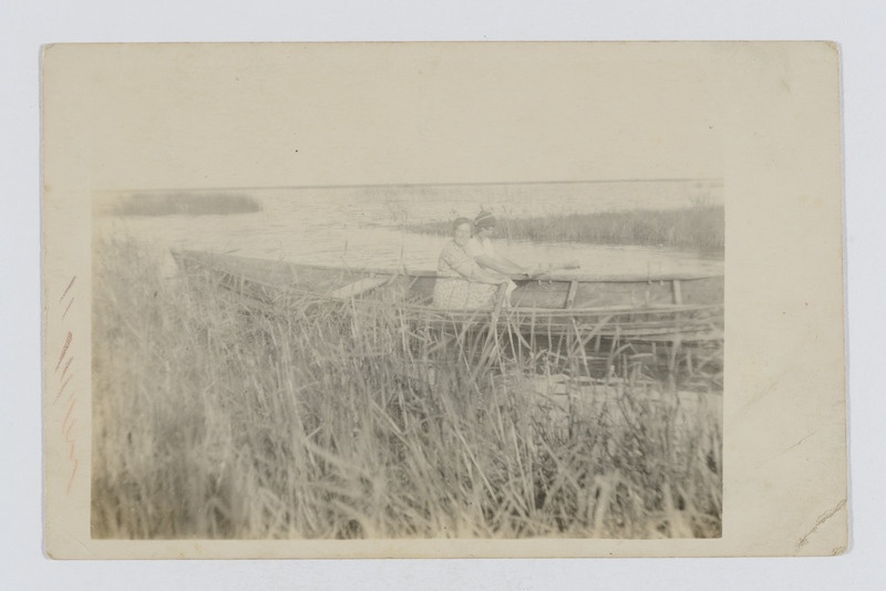 Naised paadiga Virtsu rannas