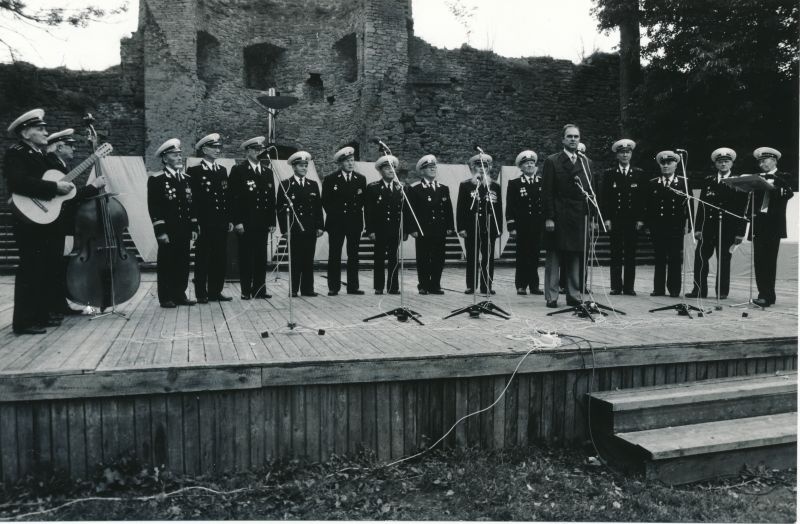 Photo. 13.07.1988. Indrek Toome Concert was met by the secretary of the ECB KK in the castle park. Speaks Inderk Toome.
Photo: Elmar Ambos.