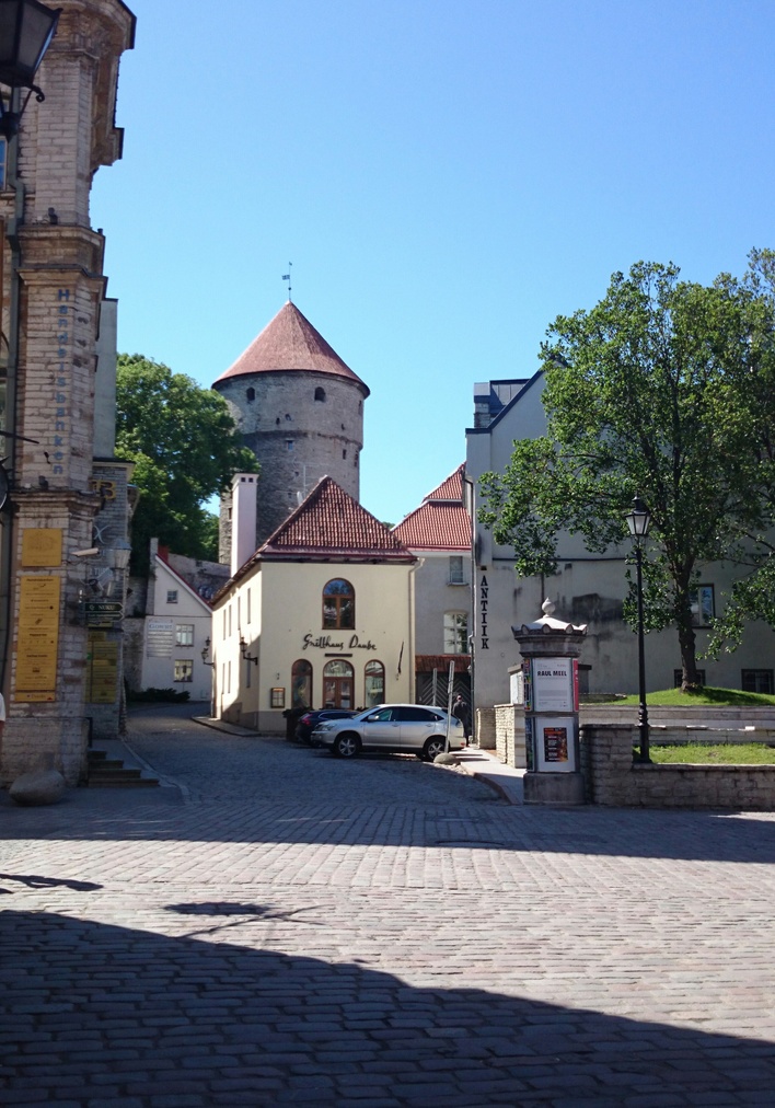 Tallinn, Harju ja Rüütli tänava nurk, taga Kiek-in-de-Kök. rephoto