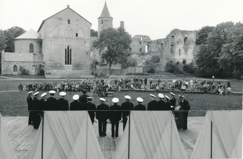Photo. 13.07.1988. Indrek Toome Concert was met by the secretary of the ECB KK in the castle park. 
Photo: Elmar Ambos.