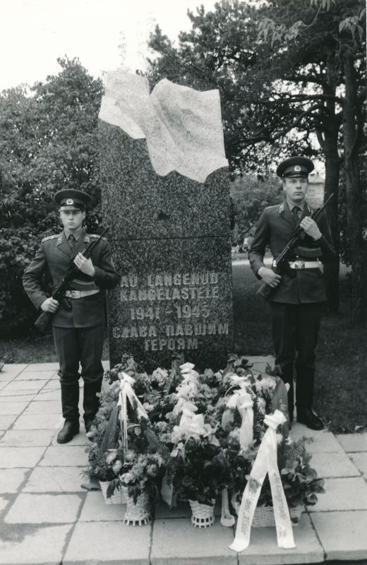 Photo. 13.07.1988. Indrek Toome, the secretary of the ECB KK met with the party activist in Haapsalu district. Respect for the memory of the fallen heroes. 
Photo: Elmar Ambos.