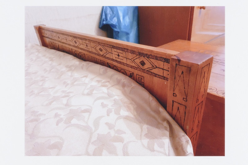 Isetehtud voodi otsa ornament