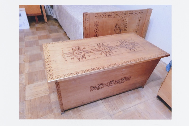 Isetehtud ornamentidega laud ja voodi