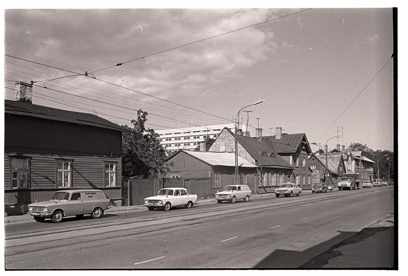 Tallinn. Vanad puumajad Pärnu mnt. Paide peatuse juures