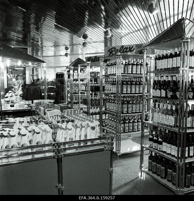 Harju Tarbijate Kooperatiivi valuutaga arveldatav kauplus Tallinna Peapostkontoris.  similar photo