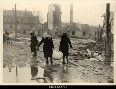 Inimesed purustatud linnatänaval oma allesjäänud vara kandmas 9. märtsi pommitamisele järgnenud päeval  duplicate photo
