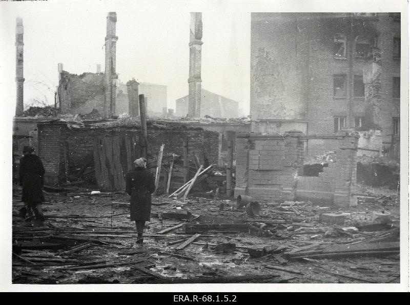 Purustatud hooned Kalamaja tänaval Tallinnas 9. märtsi pommitamisele järgnenud hommikul