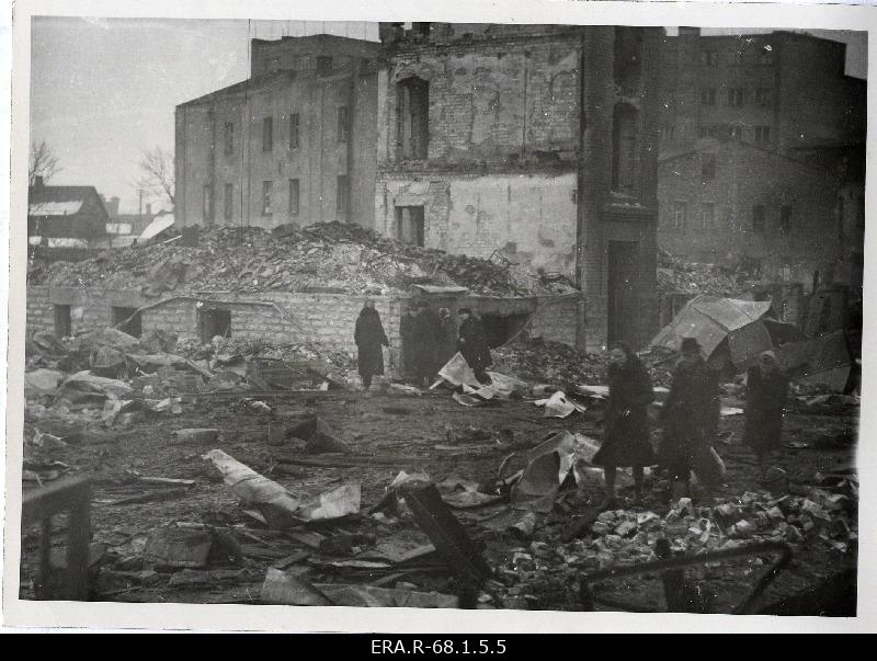 Vaade rusu ja prahti täis olevale Kalamaja tänavale koos purustatud hoonetega märtsipommitamisele järgnenud päeval