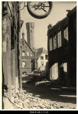 Märtsipommitamise tagajärjed Tallinna vanalinnas: vaade Harju tänavalt purustatud torniga Raekojale  similar photo