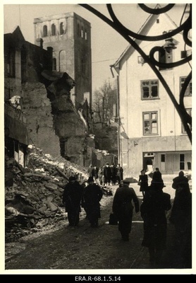 Märtsipommitamise tagajärjed Tallinnas: vaade hävinenud torniga Niguliste kirikule Kullassepa tänavalt  duplicate photo