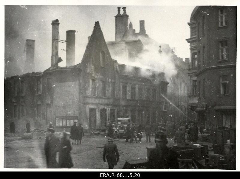 Vaade märtsipommitamise käigus kannatada saanud hoonele Vana-Posti ja Suur-Karja tänava nurgal rünnakule järgnenud päeval