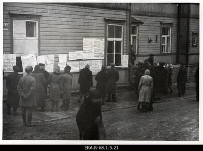 Inimesed lugemas teateid Tatari tänava evakueerimisbüroo juures pärast 9. märtsi pommirünnakuid  duplicate photo
