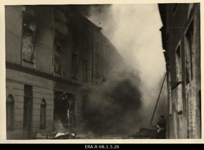 Märtsipommitamise tagajärjed Tallinnas: põlevad majad Dunkri tänaval rünnakule järgnenud päeval  duplicate photo