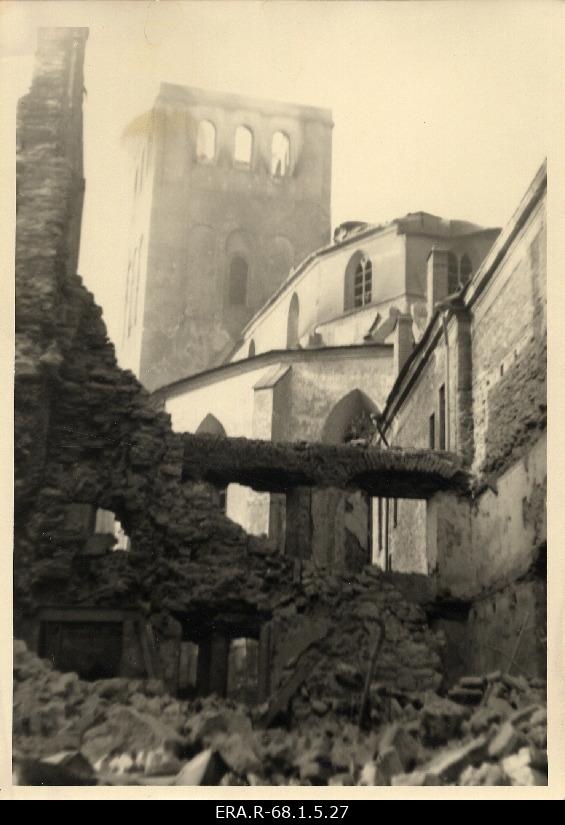 Märtsipommitamise tagajärjed Tallinnas: vaade hävinenud torniga Niguliste kirikule läbi Harju tänava varemete