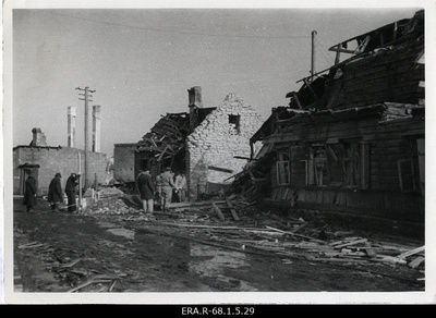 Koristustööd Lennuki tänaval peale 9. märtsi pommirünnakut  duplicate photo