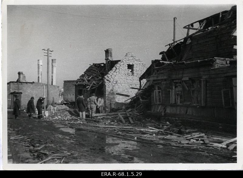 Koristustööd Lennuki tänaval peale 9. märtsi pommirünnakut