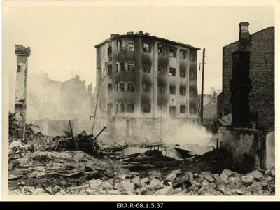Märtsipommitamise tagajärjed Tallinnas: vaade hävinenud ja põlenud majadele Gonsiori ja Reimani tänava piirkonnas  duplicate photo