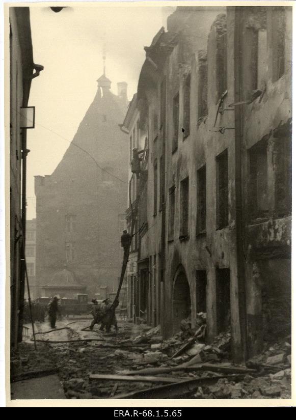 9. märtsi pommitamise tagajärjed Tallinnas: Dunkri tänava maja nr. 5 kustutustööd